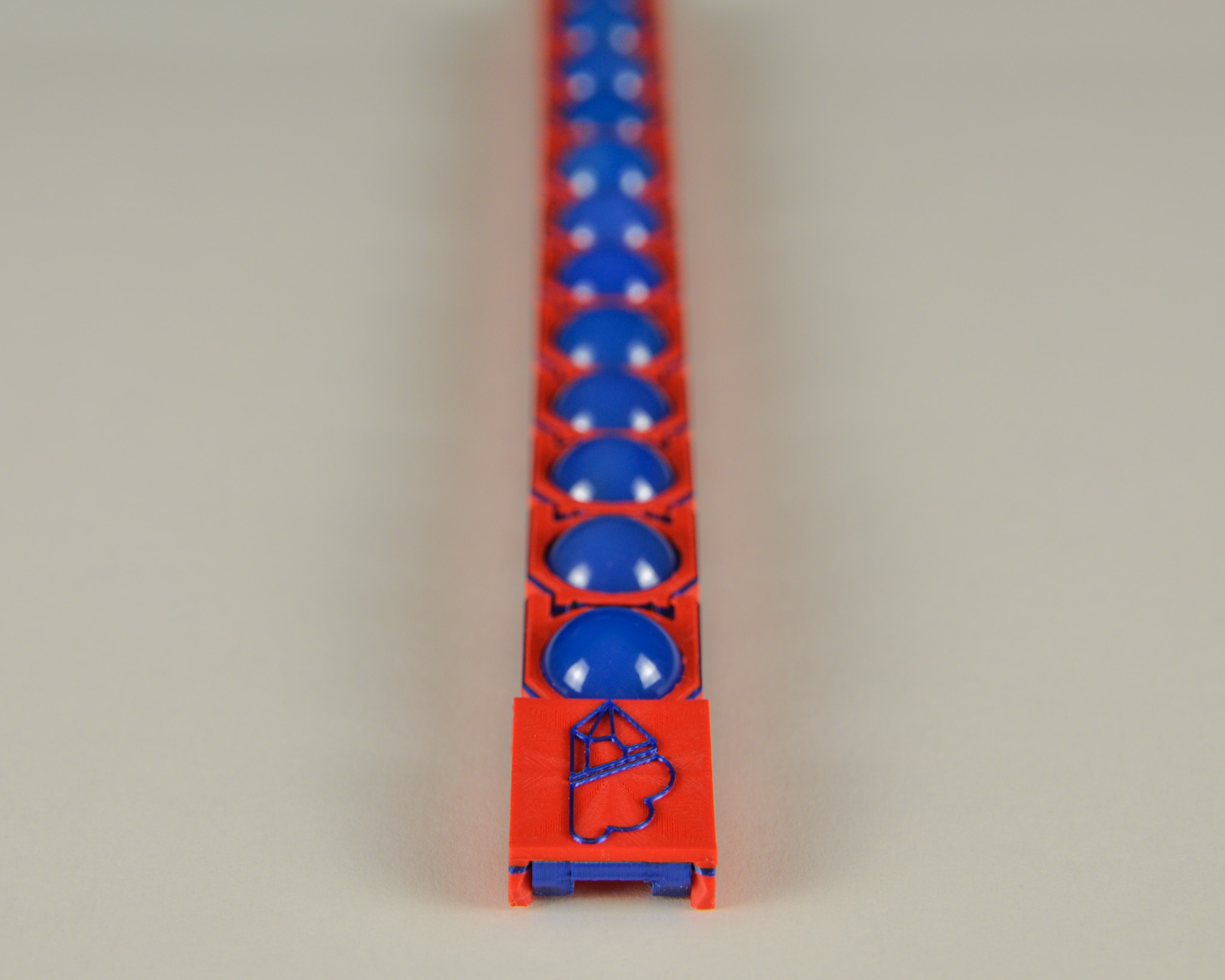 Blue agate bracelet in blue and red, straight layout