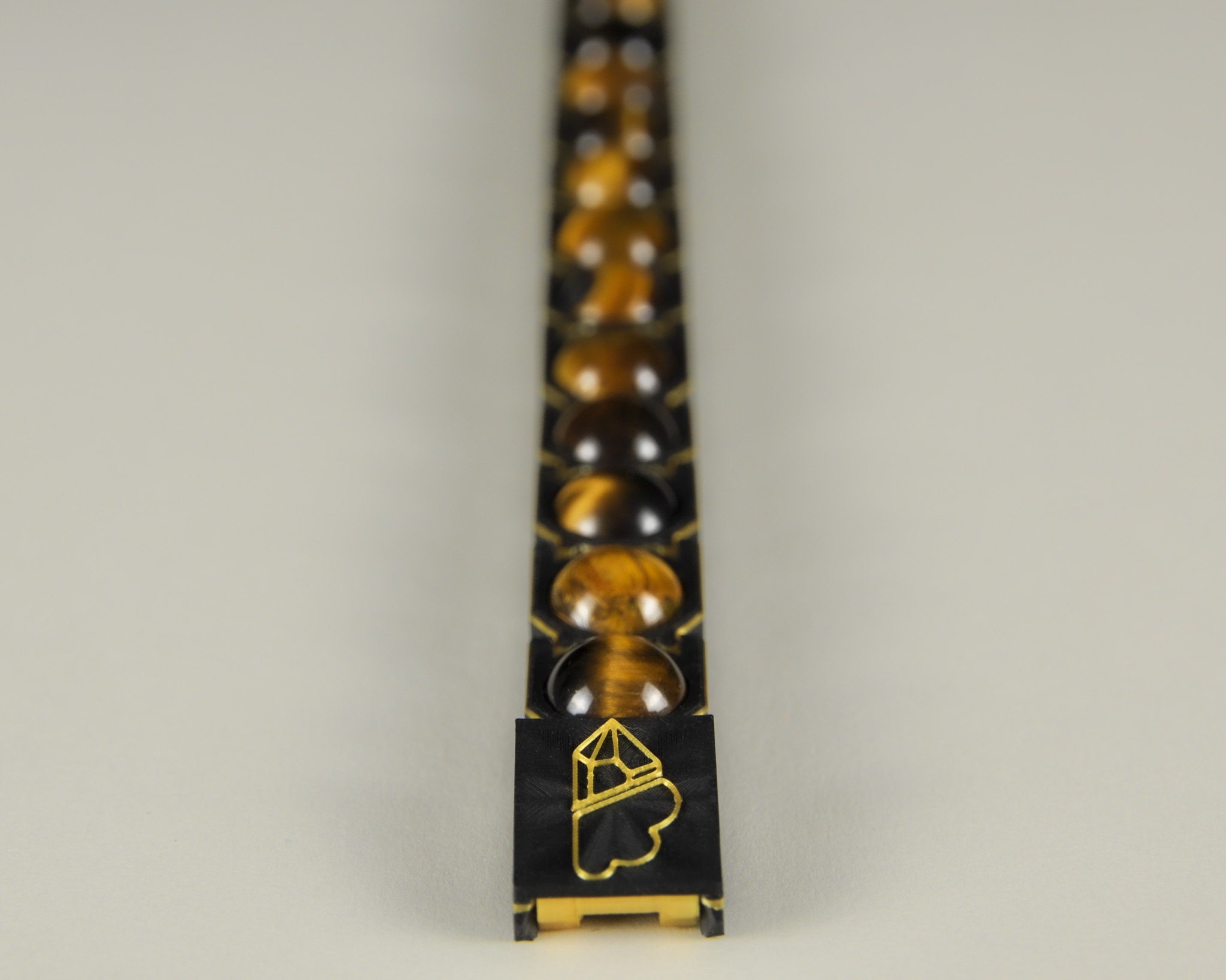 Tiger’s eye bracelet in gold and black, straight layout