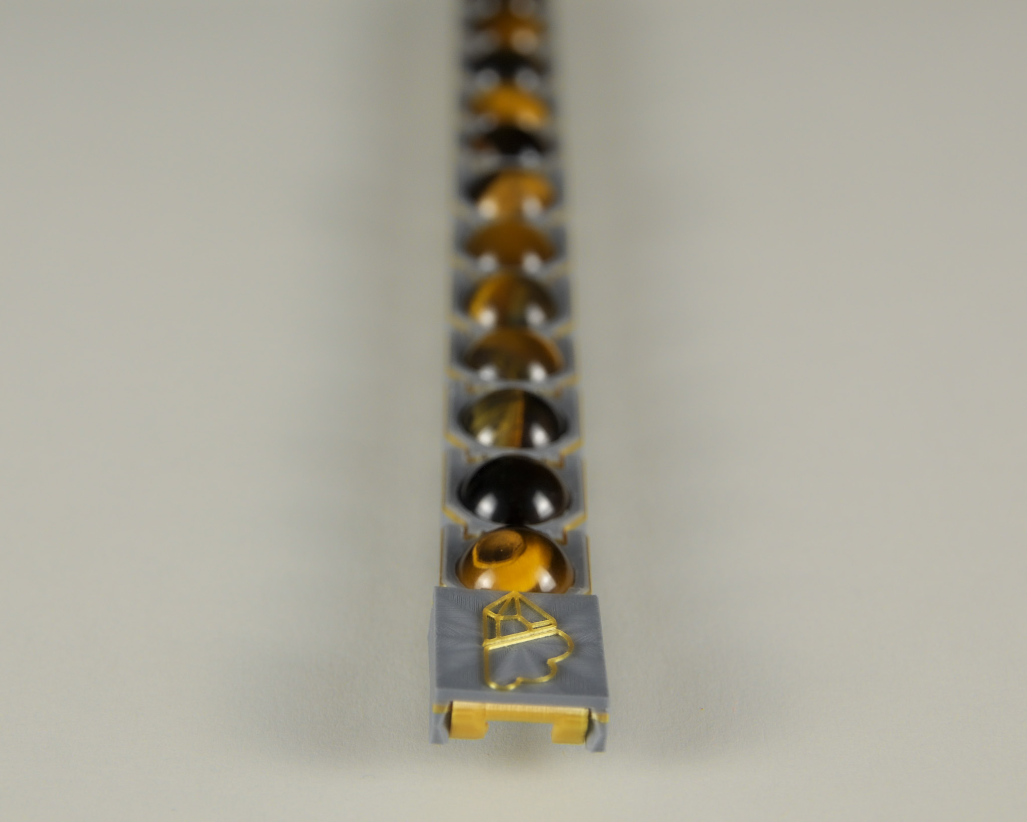 Tiger’s eye bracelet in gold and grey, straight layout